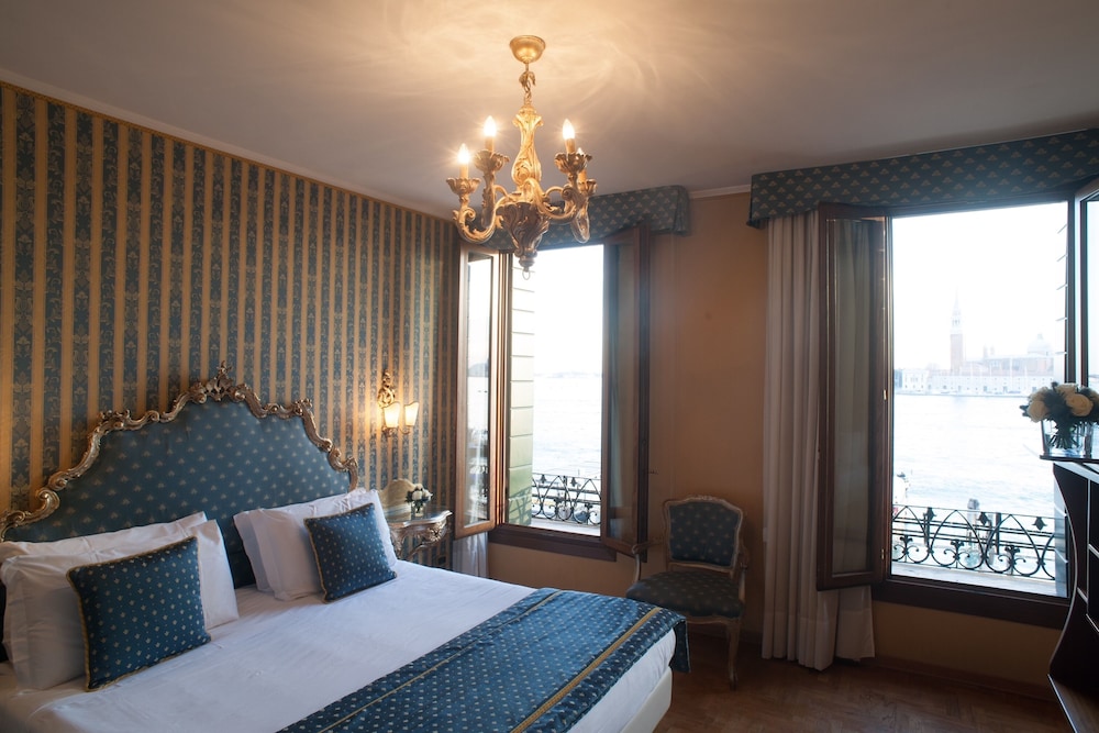 Superior Double Room, Lagoon View photo 1