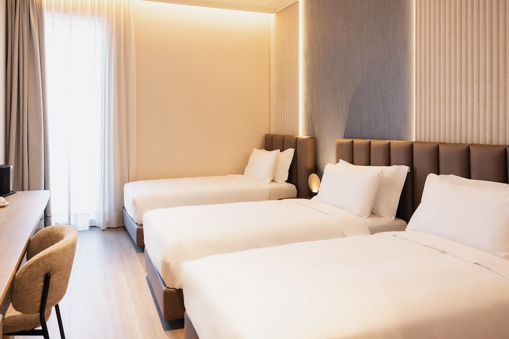 Deluxe Triple Room, Balcony, City View