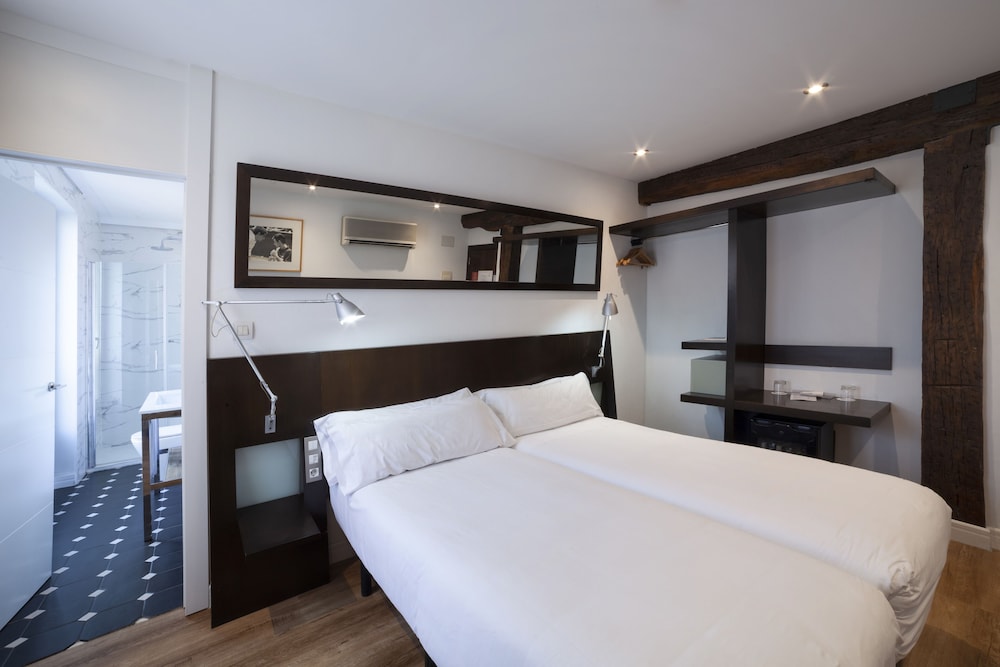 Standard Double Room - Photo 11