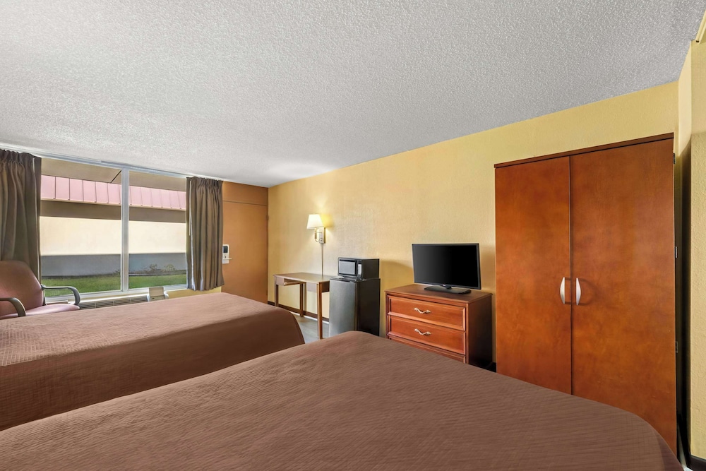 Standard Room, 2 Queen Beds, Smoking - Photo 6
