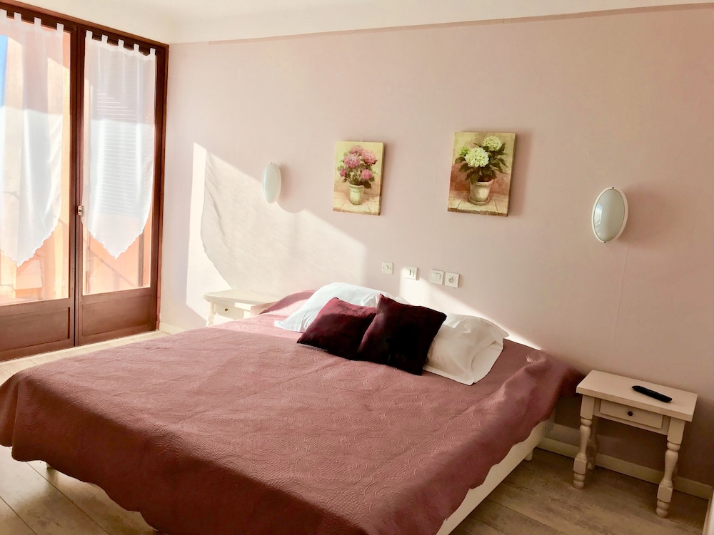 Double or Twin Room, Ensuite - Photo 1