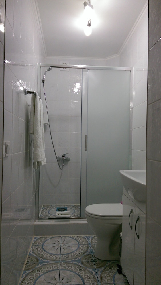 Economy Double Room, 1 Queen Bed (Room 1) photo 3