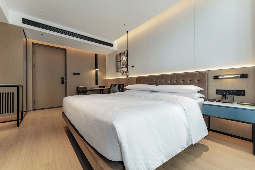 Premium Room, 1 King Bed, City View photo 3
