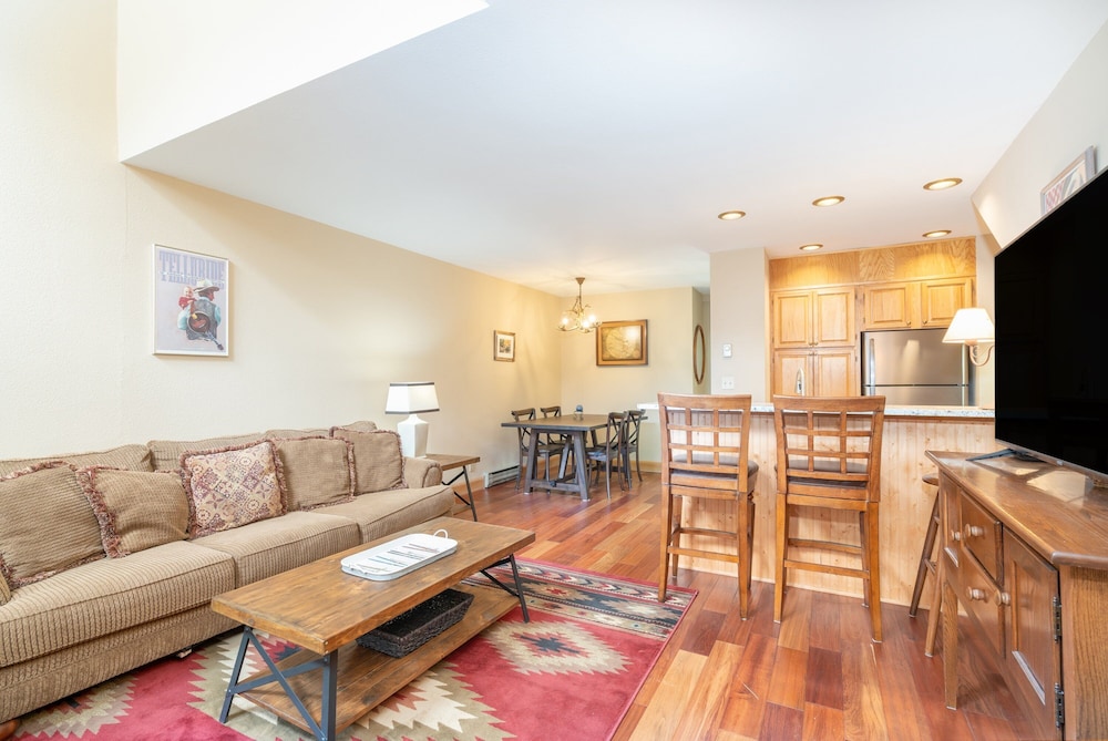 Condo, 2 Bedrooms