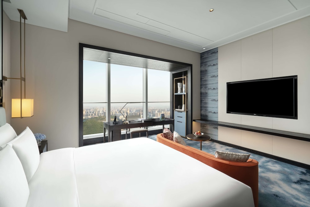 Deluxe Room, 1 King Bed, City View