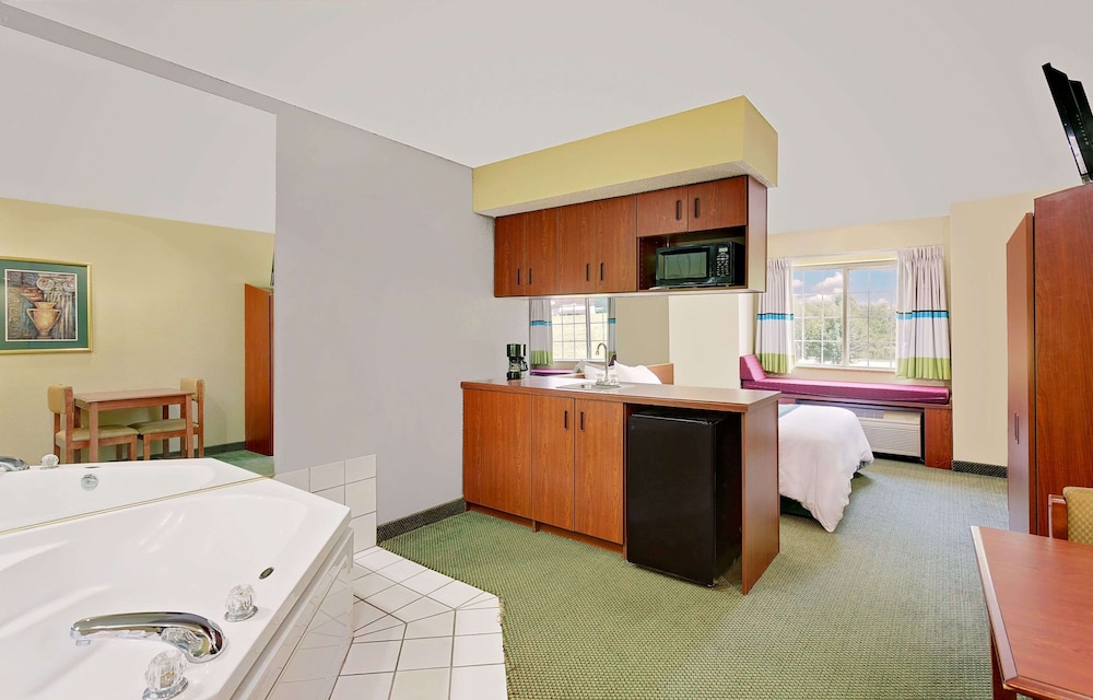 Deluxe Studio Suite, 1 Queen Bed, Non Smoking - Photo 1