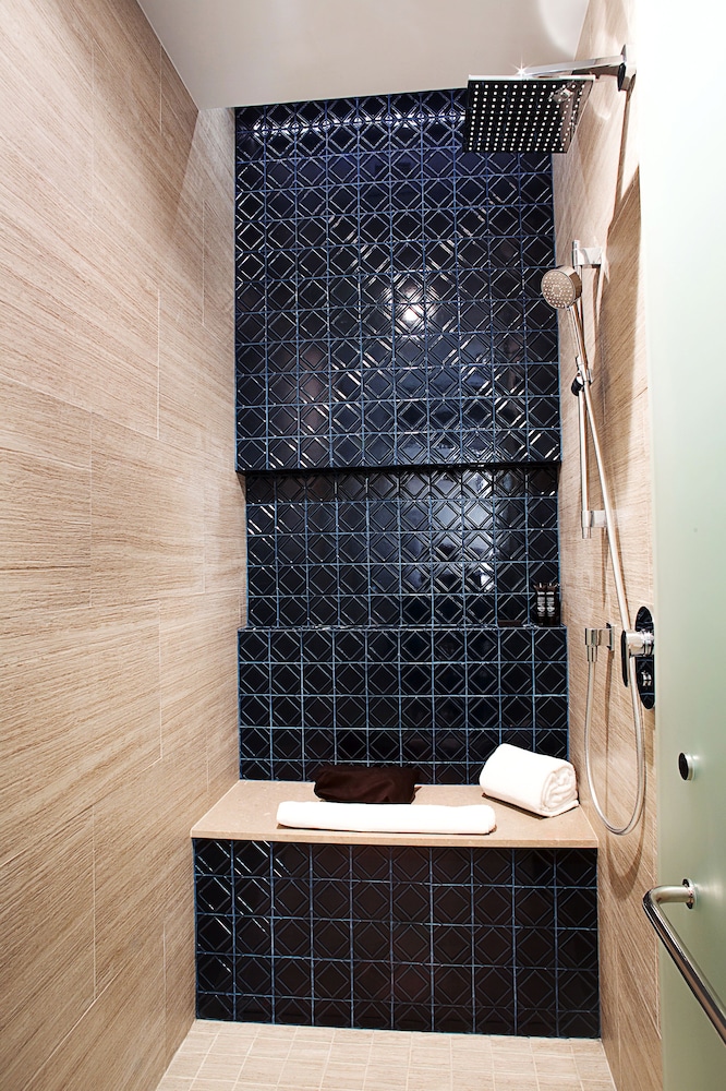 Deluxe Room (swim-up King)