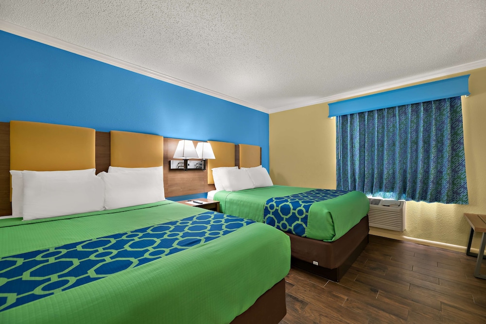 Suite, Multiple Beds, Non Smoking, Refrigerator & Microwave (Living Room) photo 2
