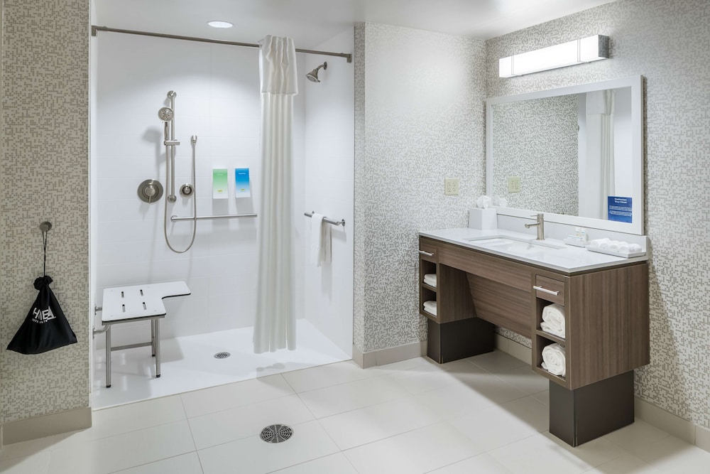 Suite, 1 Queen Bed, Accessible (Mobility & Hearing, Roll-in Shower) photo 3