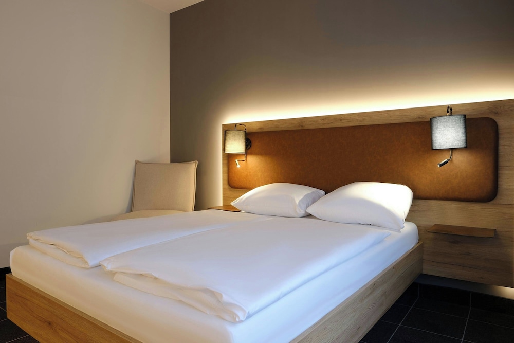 Standard Room, 1 Queen Bed - Photo 10
