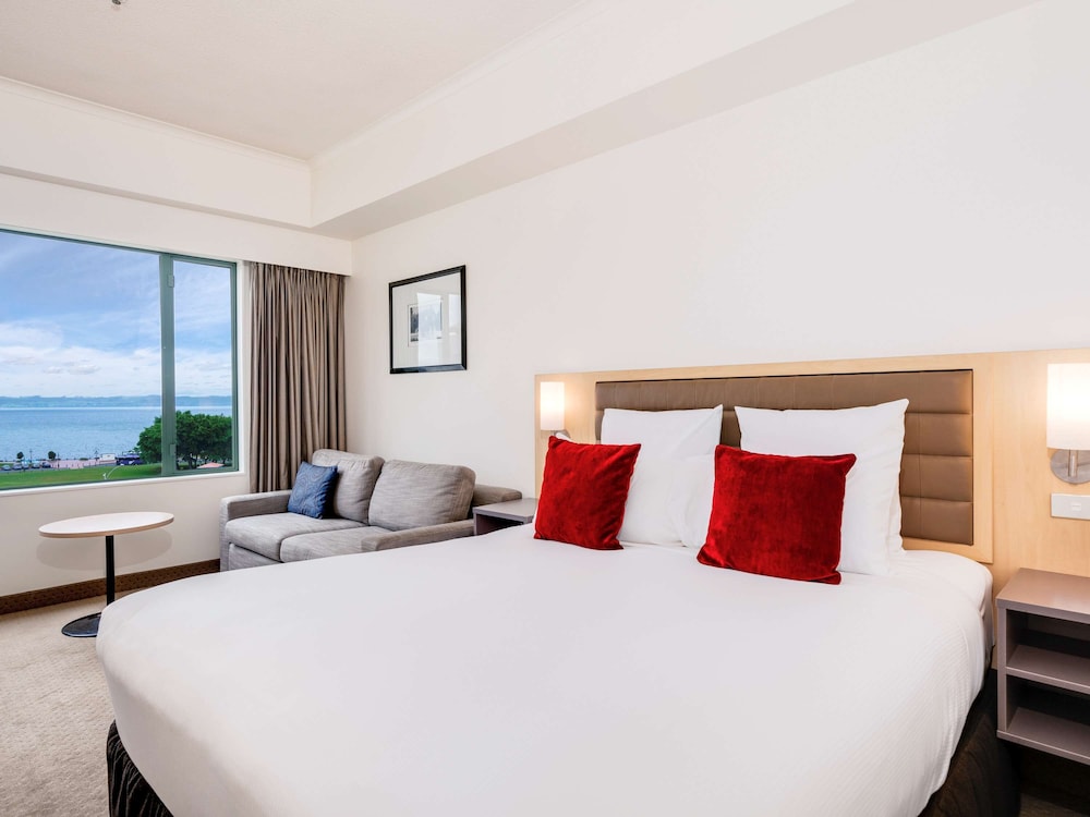 Room, 1 King Bed, Lake View photo 2