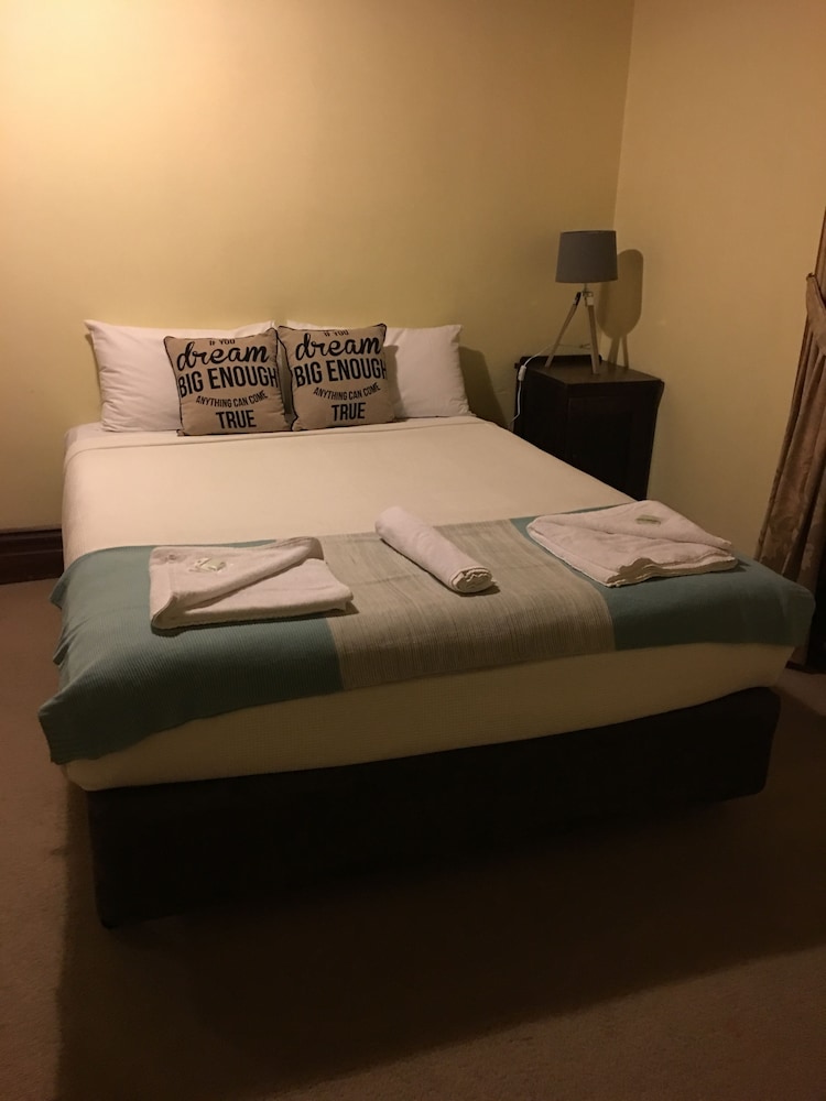 Basic Double Room, 1 Queen Bed, Shared Bathroom photo 1