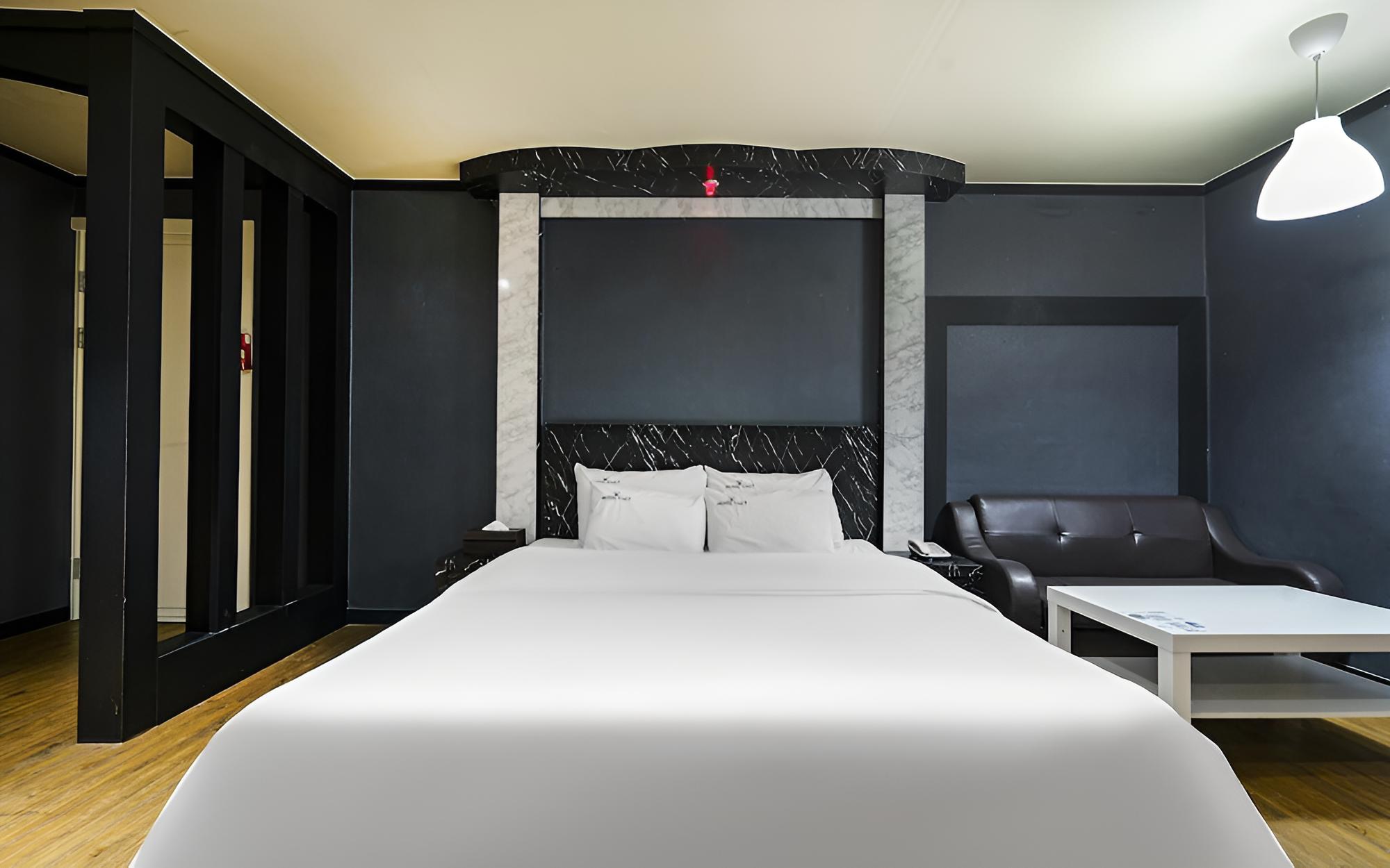 Room (Special room (65-inch TV Netflix avai) photo 2