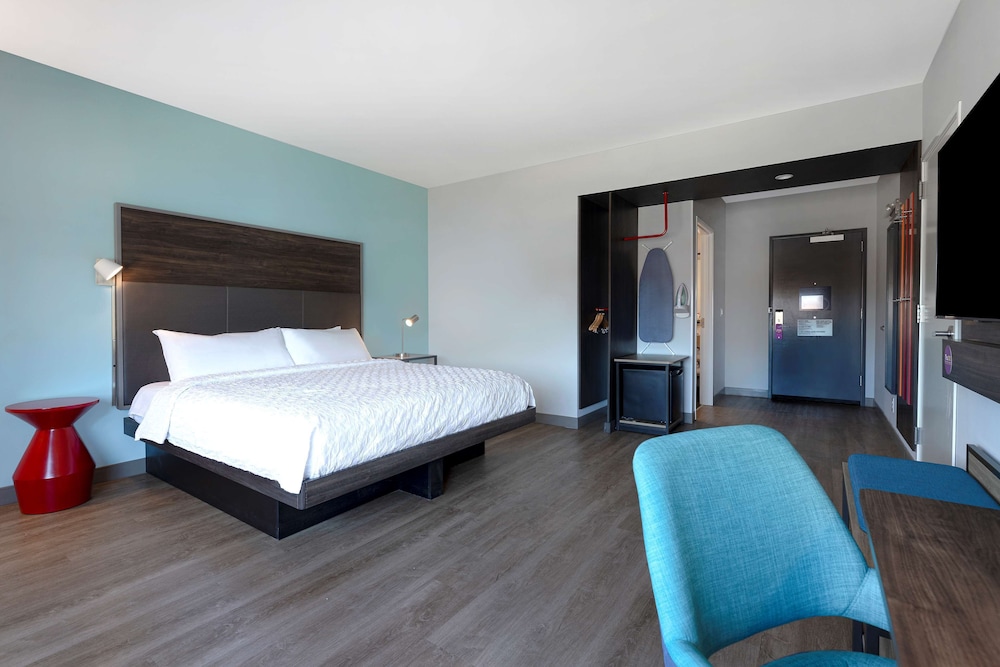 Room, 1 King Bed, Accessible, Bathtub - Photo 3