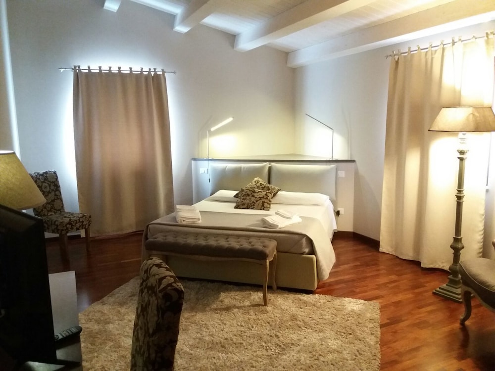 Deluxe Room, 1 Queen Bed photo 3