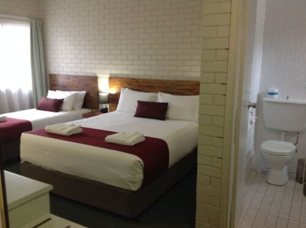 Twin Room (1 Queen + 1 Single) photo 3