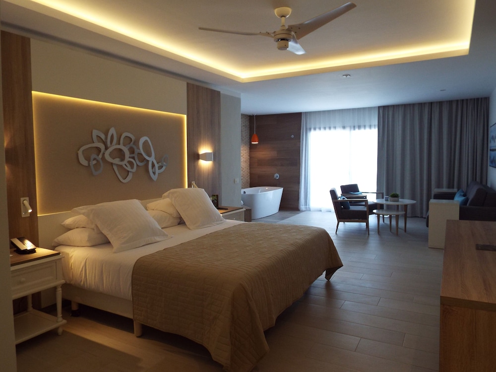 Junior Suite (Deluxe Swim Up Corner)