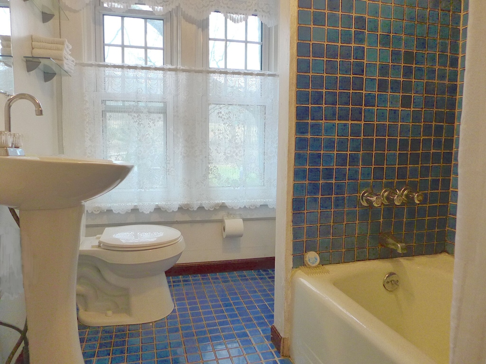 Double Room, Shared Bathroom, Garden View (south room) photo 2
