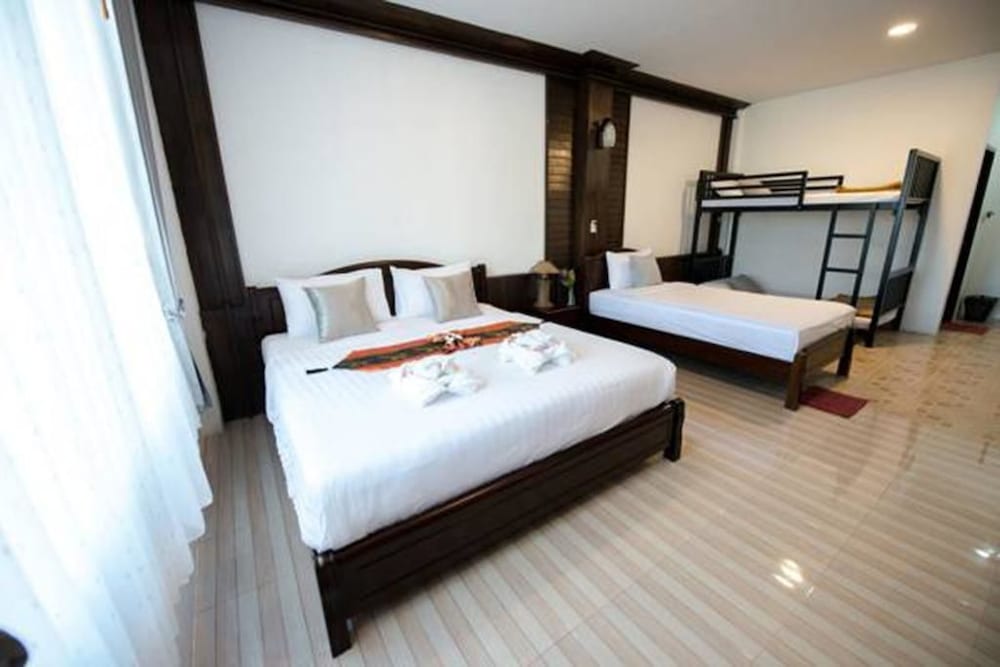 Family Room (1 Double bed and 1 Twin bed) photo 3