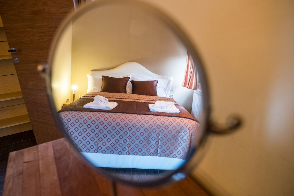 Standard Room, 1 Queen Bed photo 3