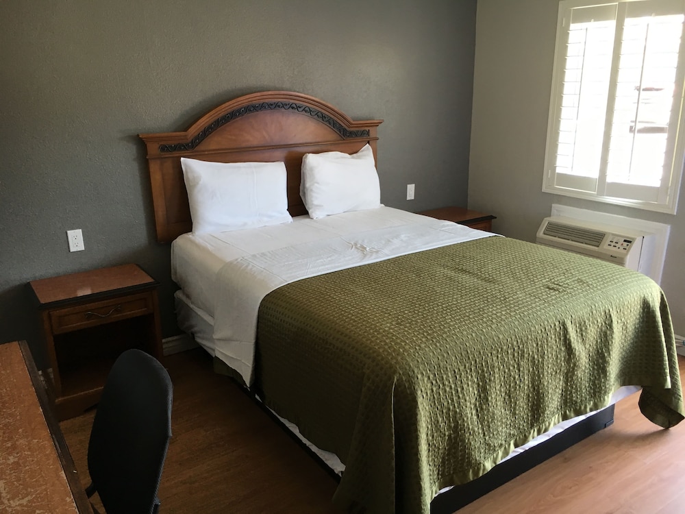 Standard Room, 1 Queen Bed photo 1