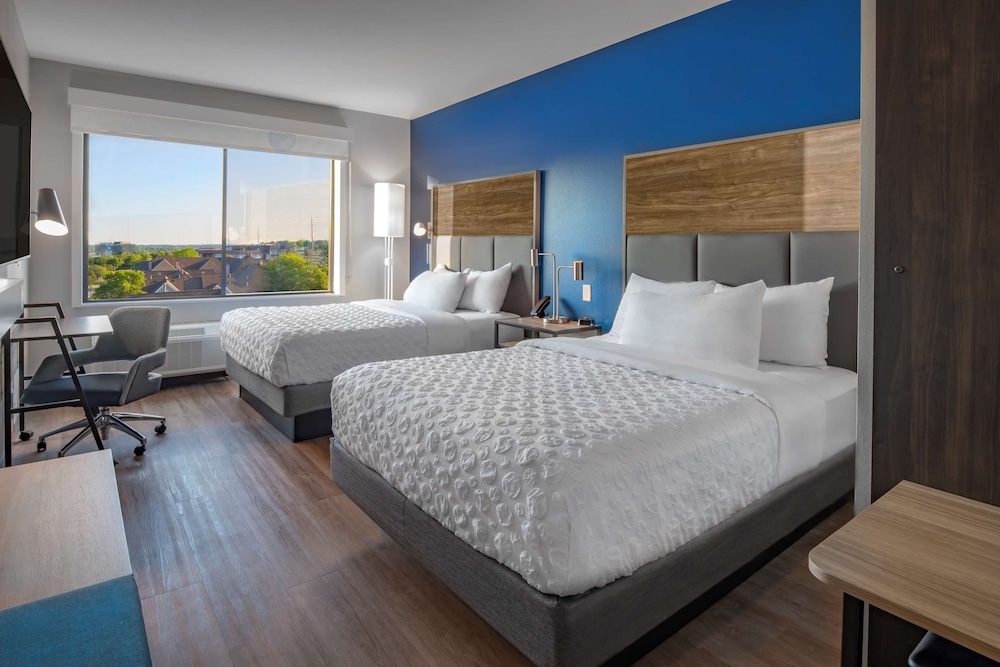 Room, 2 Queen Beds, Accessible, Bathtub - Photo 1