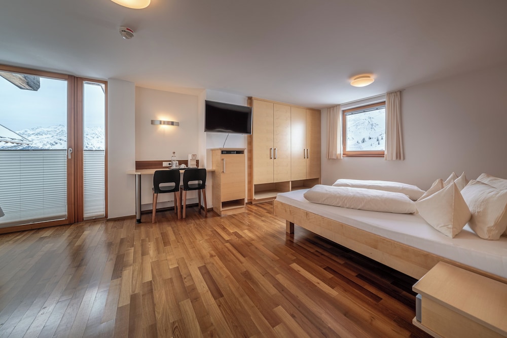 Double Room (Sunny side, Balcony)