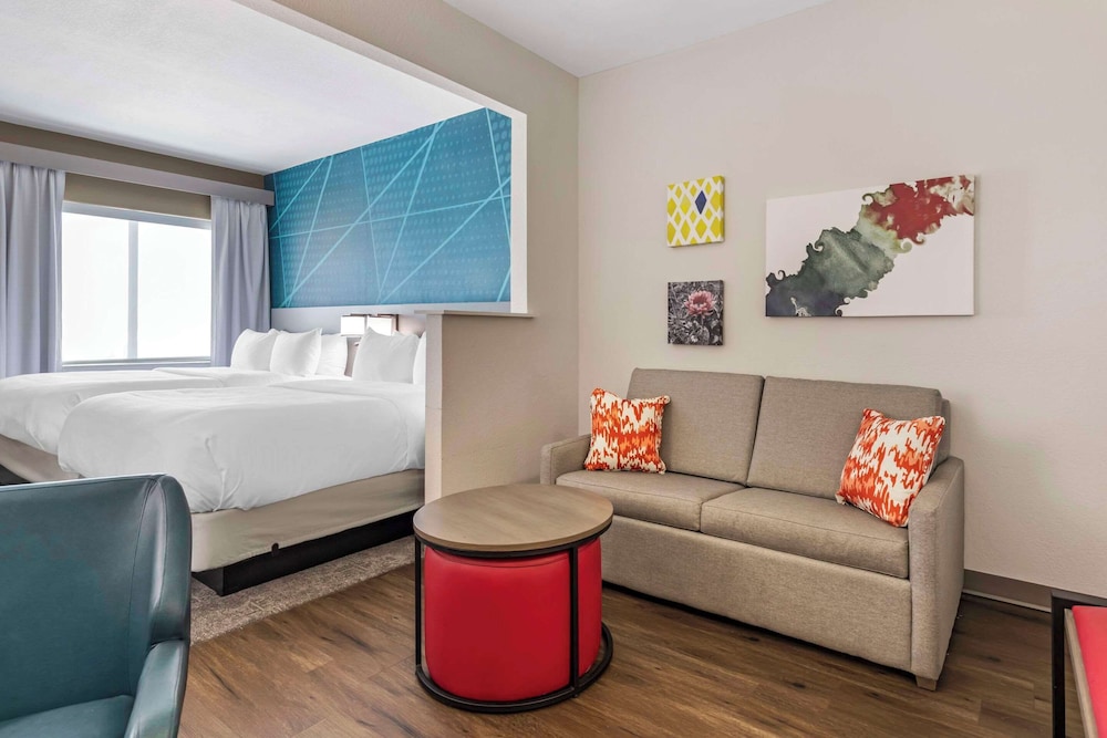 Suite, Multiple Beds, Non Smoking - Photo 4