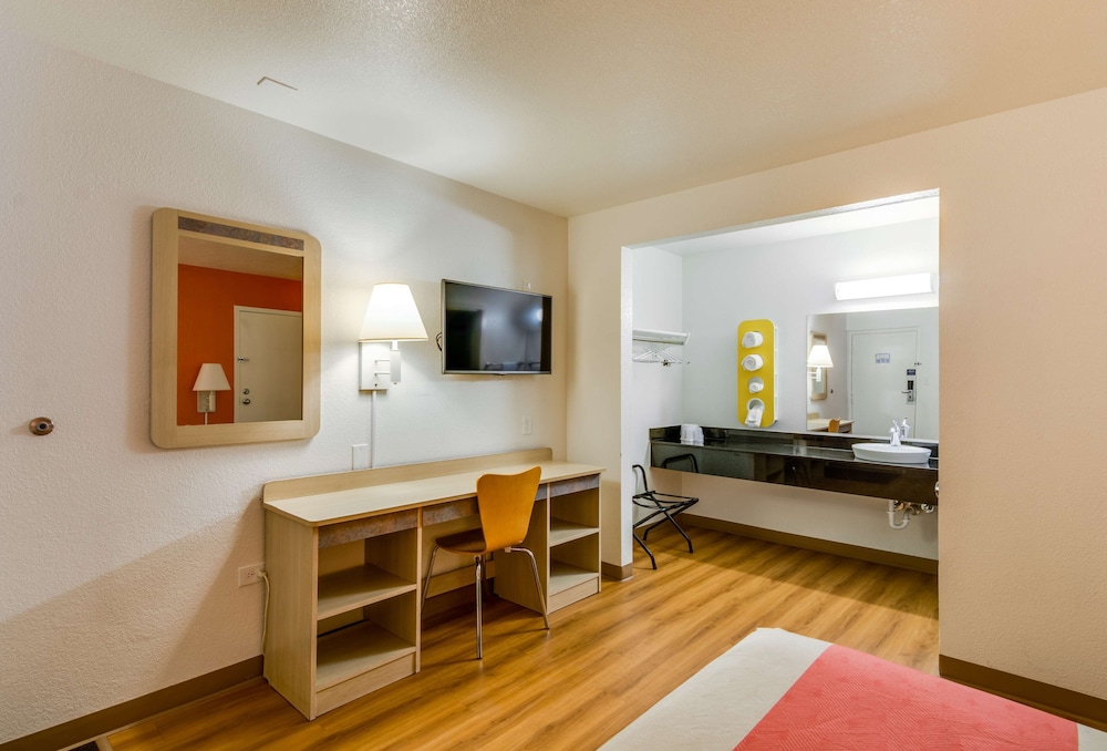Deluxe Room, 1 Queen Bed, Non Smoking