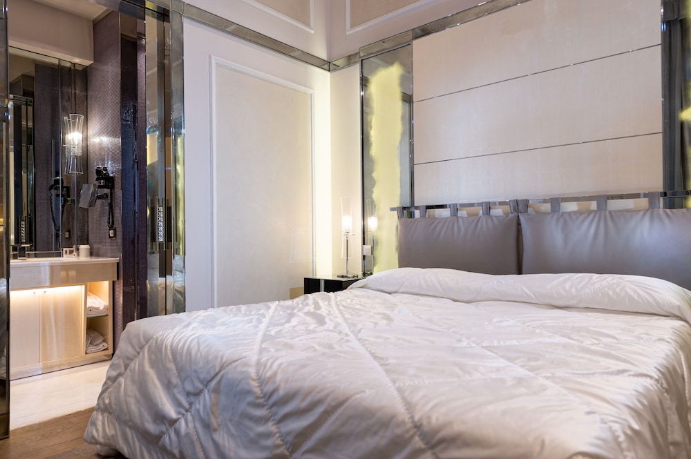Deluxe Room thumbnail 5