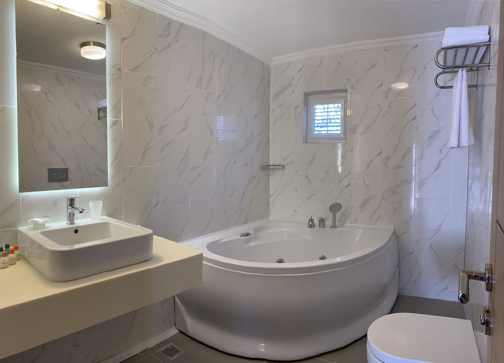 Superior Suite - Photo 12