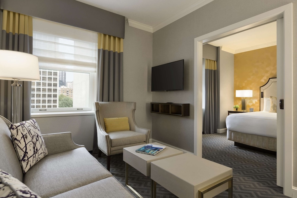 Suite, 1 King Bed with Sofa bed, City View (1 Bedroom) - Photo 9