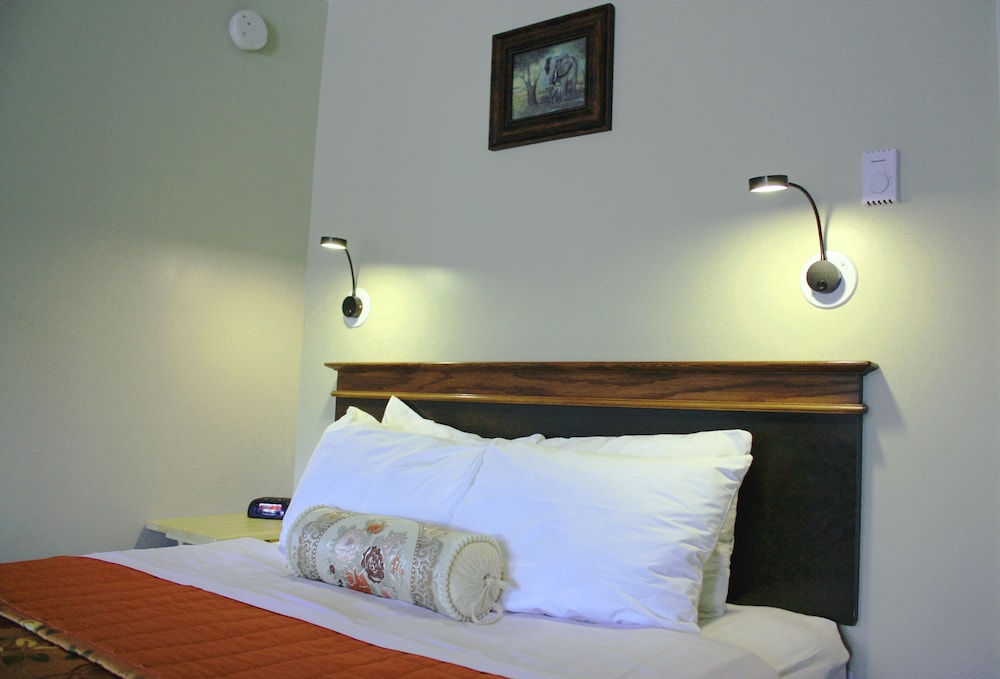 Deluxe Suite, 1 Queen Bed, Accessible, Jetted Tub photo 2