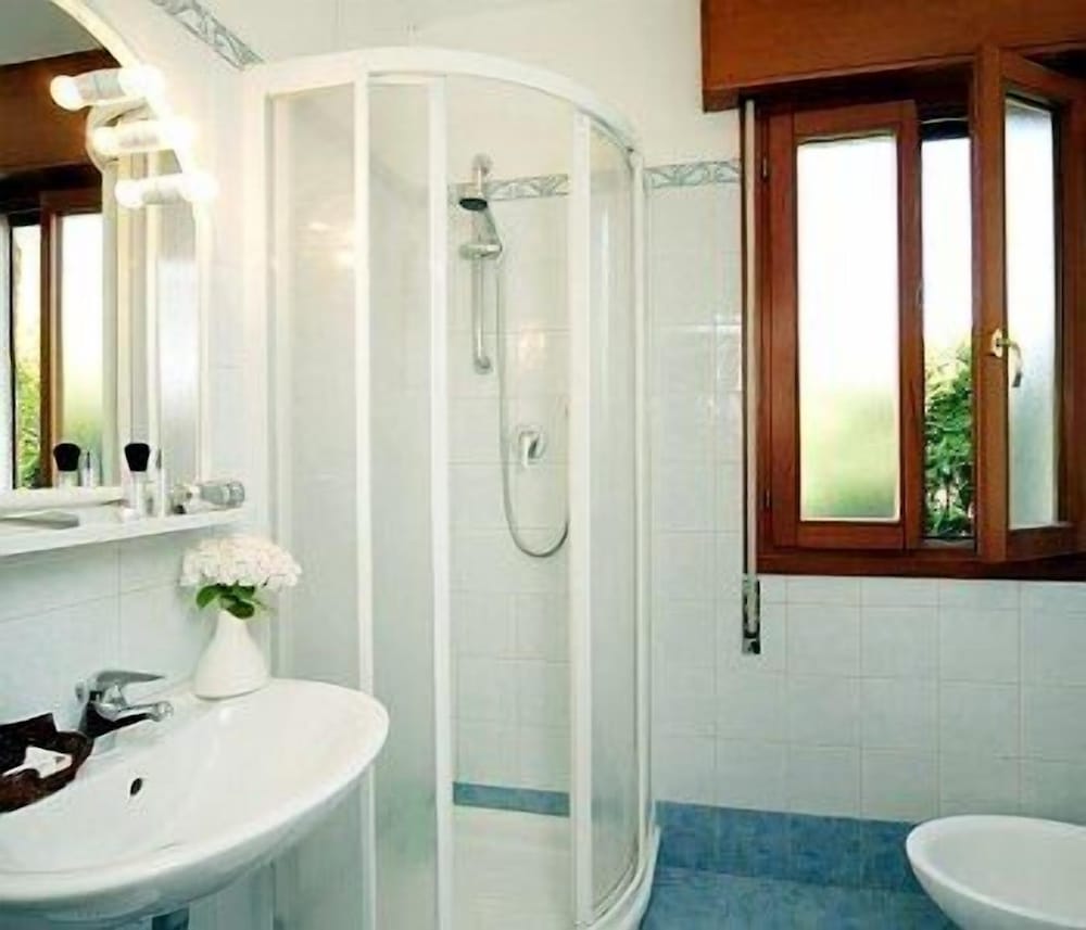 Double or Twin Room - Photo 10