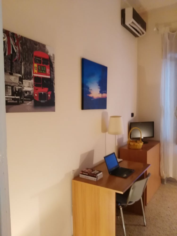 Basic Apartment, Shared Bathroom photo 3