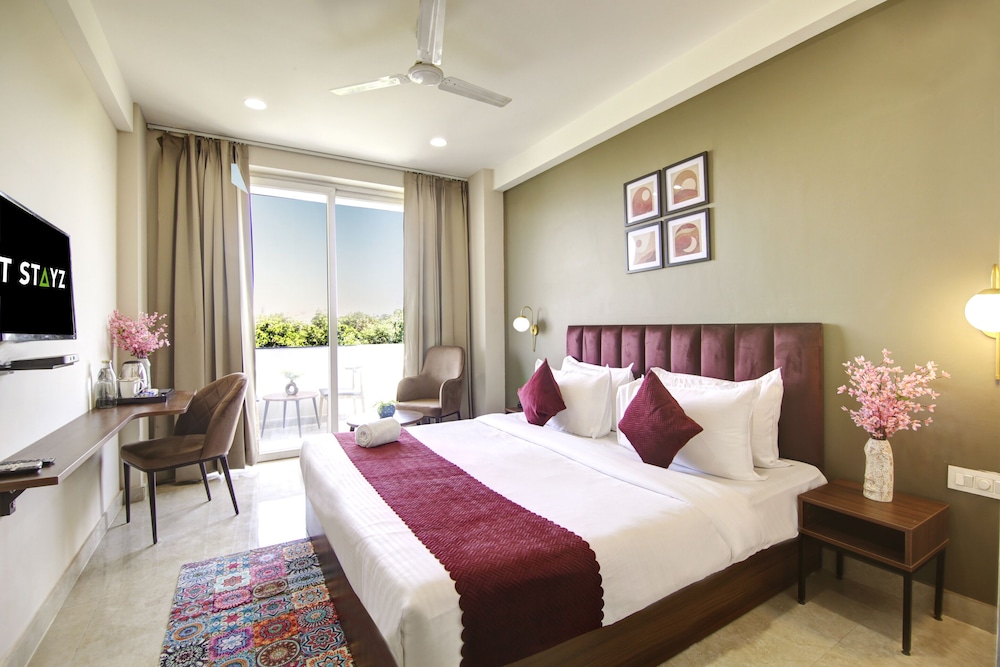 Superior Room with Balcony - Photo 11