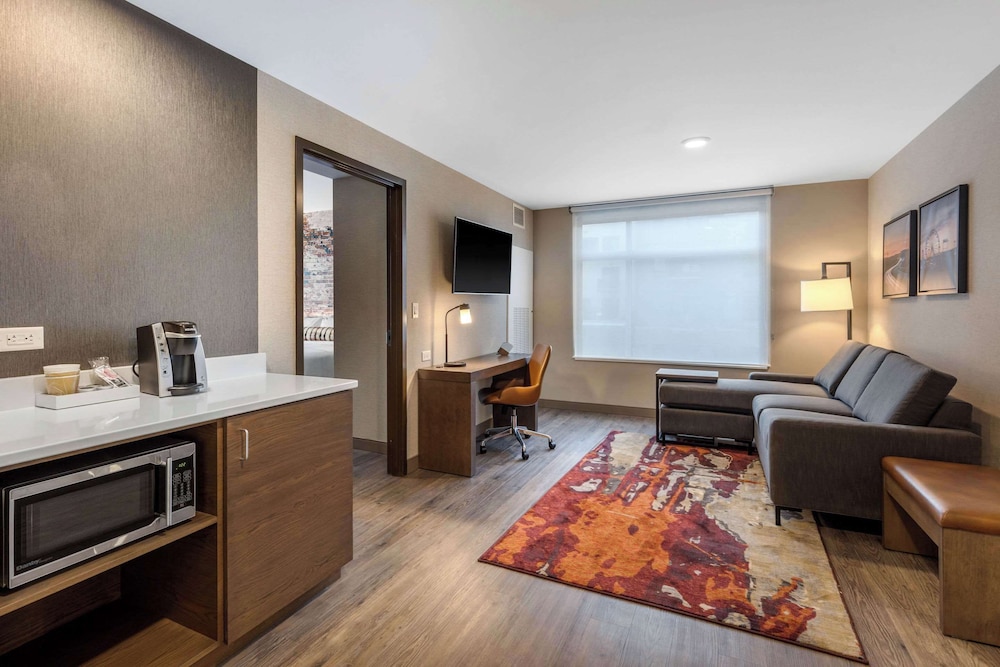 Suite, 1 King Bed With Sofa Bed, Accessible, Non Smoking photo 2