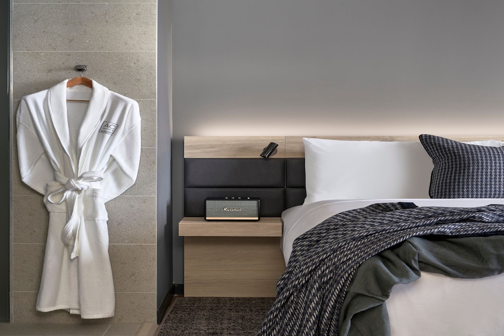 Signature Suite, 1 King Bed, City View - Photo 5