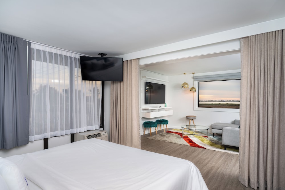Bay View King Suite photo 3