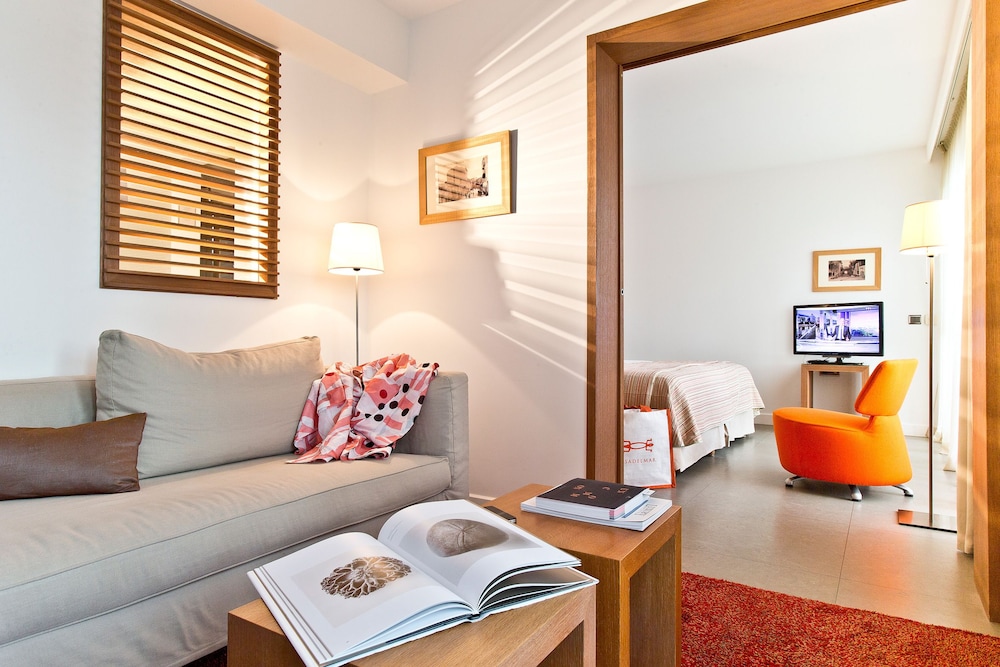Junior Suite (Deluxe) - Photo 10