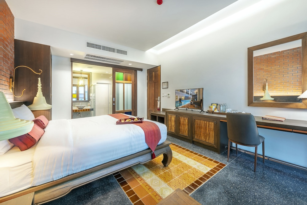 Superior Pool Access (King Bed) photo 2