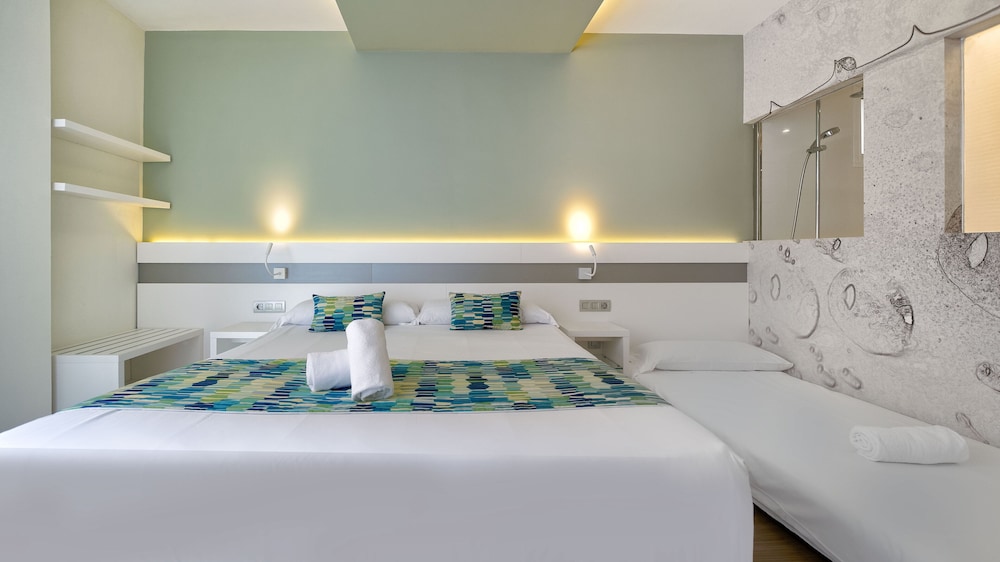 Triple Room (1 pax)