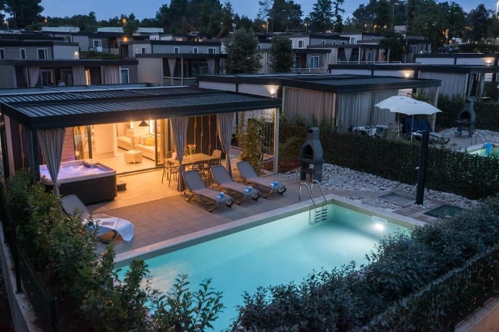 Luxury Marine Mobile Home with Private Pool and Hot Tub