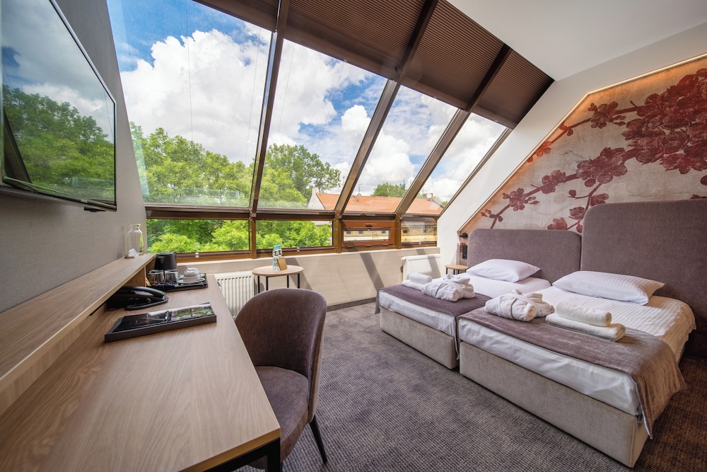 Premium Double or Twin Room - Photo 5