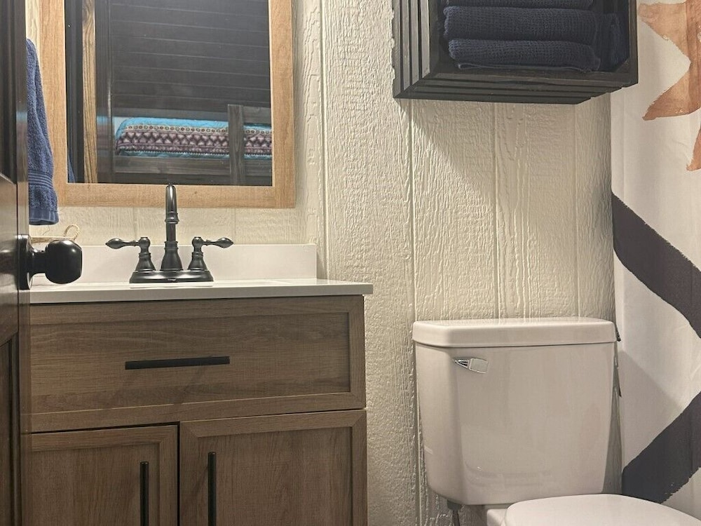 Romantic Cabin, Marina and Lake Access, Kitchenette - No Pets photo 2