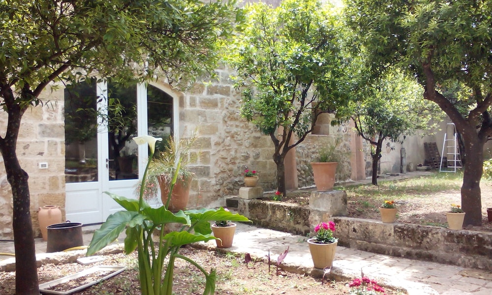 Deluxe Double Room, Garden View photo 2
