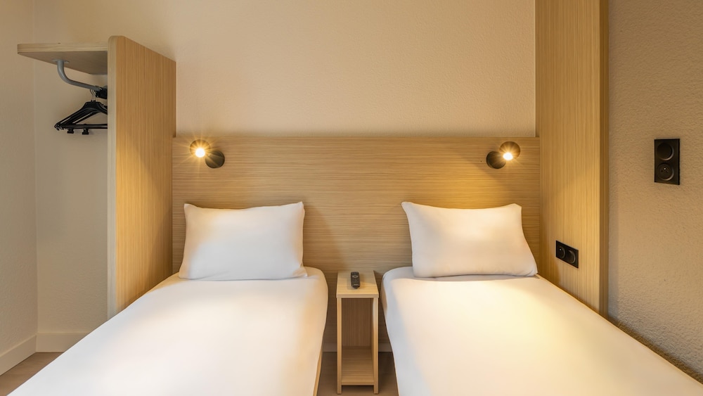 Standard Room, Multiple Beds - Photo 3
