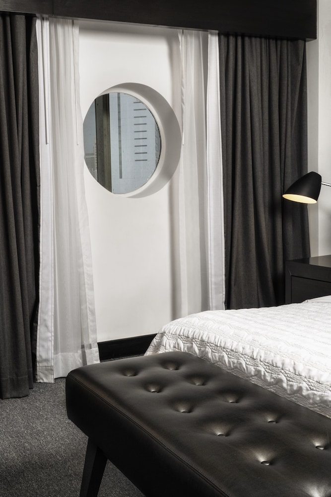 Premium Suite, 1 King Bed with Sofa bed, Corner photo 2