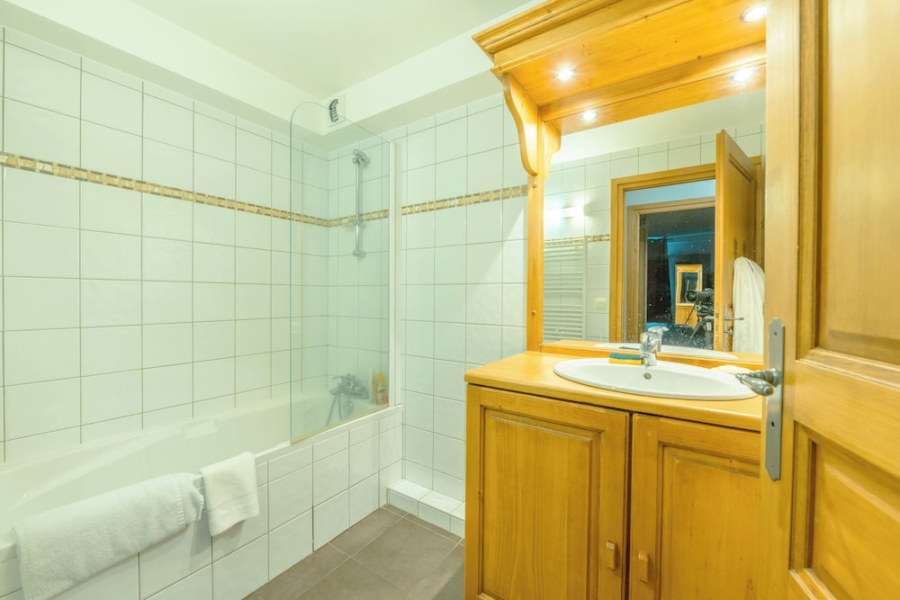 Family Apartment, Multiple Bedrooms (Vallorcine Loriaz 14 ski in / ski out)