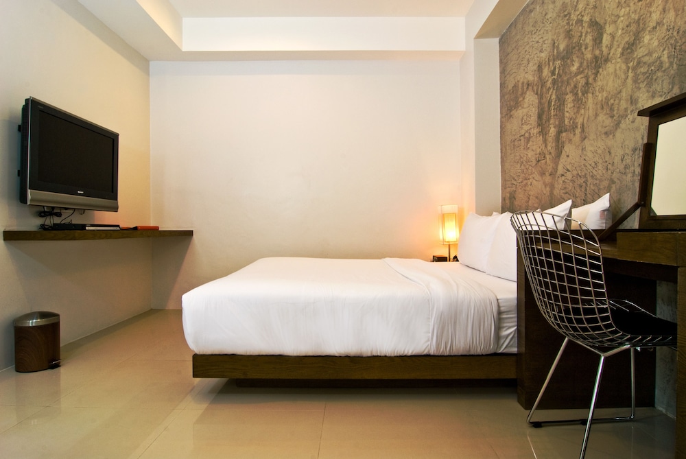 Standard Room , 1 Queen Bed (HIP Room) - Photo 2